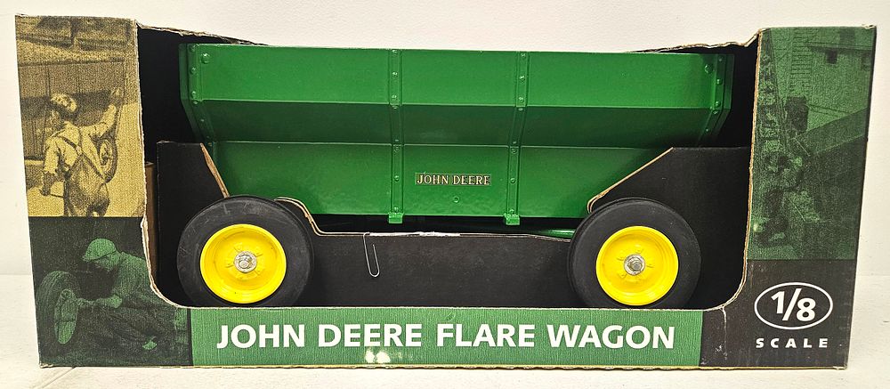 Lot 5285: 1/8 Scale John Deere Flare Box Wagon