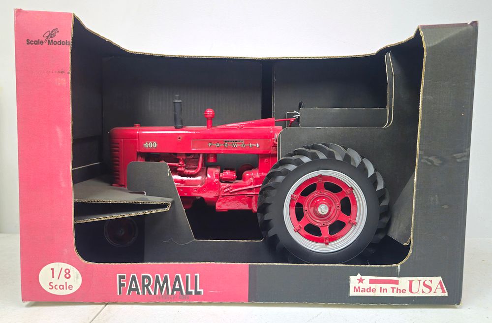 Lot 5292: 1/8 Scale Case International 400 NF Tractor
