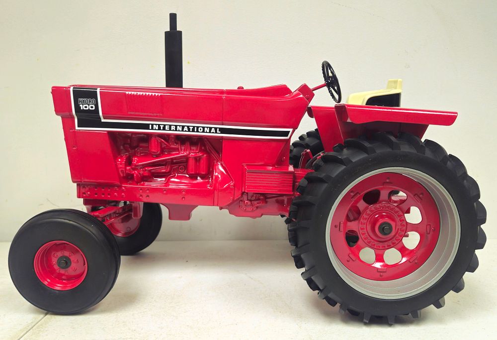 Lot 5294: 1/8 Scale International WF 100 Hydro Tractor
