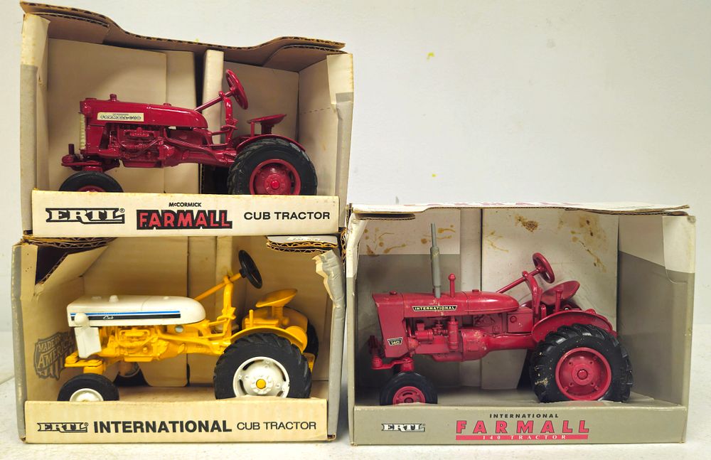 Lot 5300: (3) International Cub Tractors