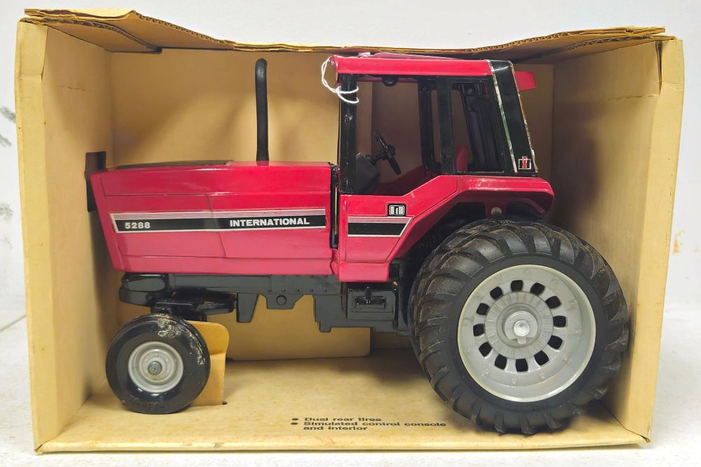 Lot 5340: International 5288 Tractor with Cab