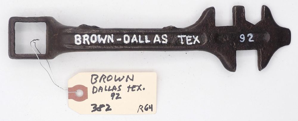 Lot 382: 9''L "Brown - Dallas Tex 92"