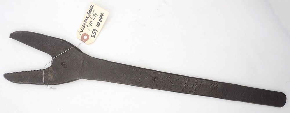 Lot 559: 19.75''L "S" Alligator wrench