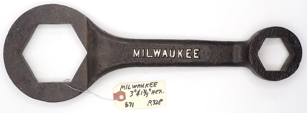 Lot 571: 15.25''L "Milwaukee"