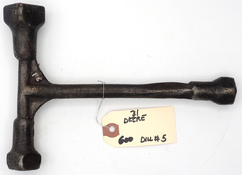 Lot 600: 8.5''L "31" Deere T-shaped socket wrench
