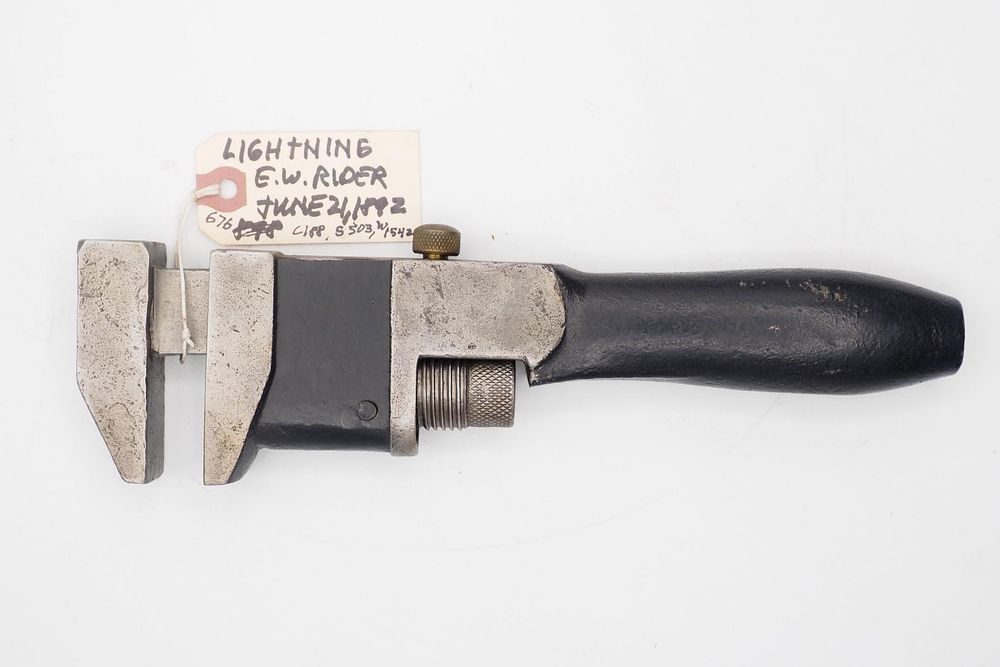 Lot 676: 10.5''L "The Kellogg Mfg. Co"