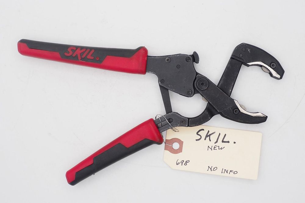 Lot 698: 9.25''L "Skil" quick adjust plier wrench