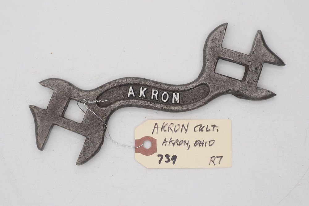 Lot 739: 7.25''L "Akron", Akron Cultivator