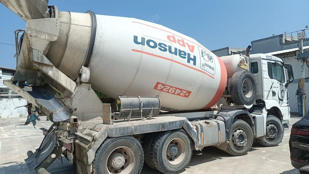 ורד אורון | עורכת דין | 2 משאיות מכונסת נכסים