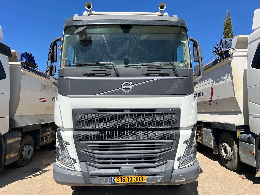 ורד אורון | עורכת דין | שתי משאיות וולוו FH84FR שנת 2023