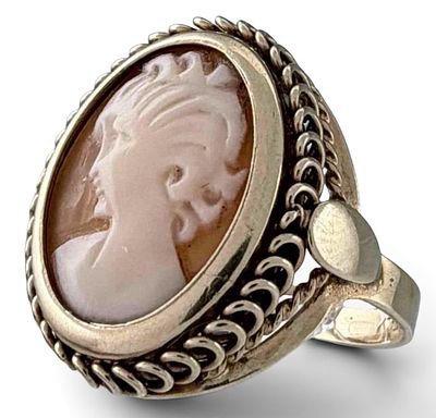 14K Shell Cameo Ring, 4.0g. Marked "K14 Italy." Ring front approximately 19.7 x 15.4mm. 