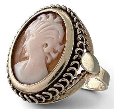 14K Shell Cameo Ring, 4.0g. Marked "K14 Italy." Ring front approximately 19.7 x 15.4mm. 