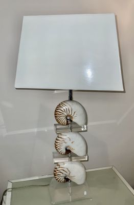 מנורת שולחן אומנותית של מעצב שילוב קונכייה ופרספקט / אקריליק ואהיל גובה 83 ס"מ בסיס 20X12 