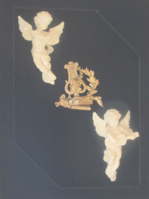 פיסול מלאכים ונבל מוזהב במסגרת על רקע בד קטיפה רוקוקו עתיק 50X39 ס"מ