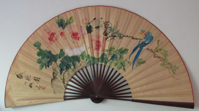 מניפה גדולה מאוד ציור יד חתום אורך מניפה סגורה 191 ס"מ