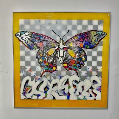 ציור טכניקה מעורבת jon michaelis עבודה מיוחדת דמות פרפר גדול עבודה עם עומק וטאבלטים פנימיים 