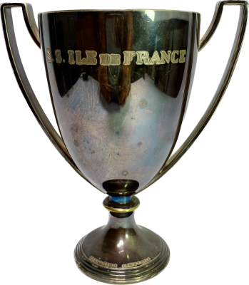 גביע מצופה כסף חתום וחרוט CHRISTOFLE, גובה כולל ידיות 17 ס"מ, קוטר בסיס 7 ס"מ