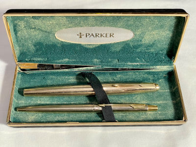 PARKER עט נובע ועט כדורי מוזהבים עם קופסה ישנה