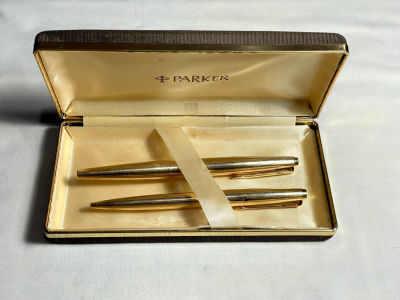 PARKER עט נובע ועט כדורי מוזהבים ישנים שמורים יפה עם מעט סימני שימוש וקופסה מהודרת