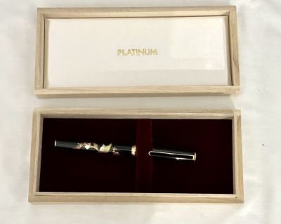 PLATINUM JAPAN עט כדורי לקה ציור יד חתום ע"י האמן שמור מעולה כחדש בקופסה מקורית