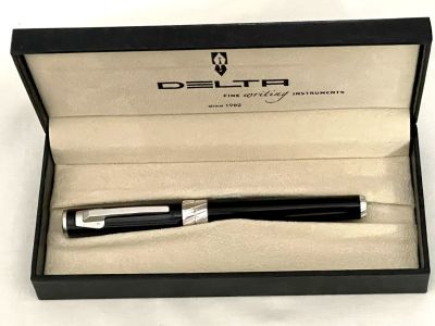 DELTA MOMO DESIGN עט נובע בעיצוב מיוחד כחדש בקופסה מרורית