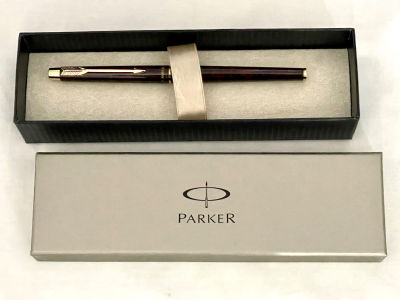 PARKER עט נובע - העט שכובת בשני צידי הציפורן - מדיום ואקסטרה פיין במצב כחדש עם הפרוספקט 