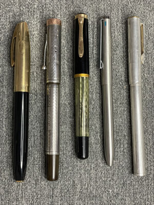 לוט 5 עטים נובעים וכדורי שונים כולל כדורי MONTBLANC - PELIKAN -dunhil 
כסף מעט פגום במכסה 