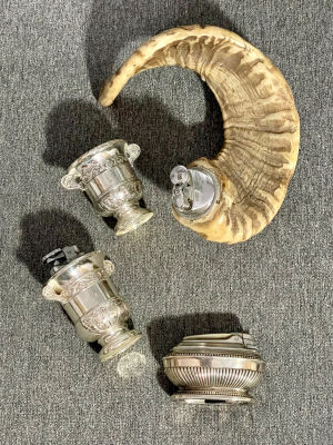 לוט 3 מציתים וגביע : מצית RONSON בנזין לשולחן - מצית בנזין בצורת גביע מצופה כסף ניקל עם גביע 