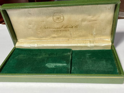 קופסה מקורית ישנה לשעון IWC SCHAFFHAUSEN מידות 15X6.5 ס"מ עם סימני שימוש