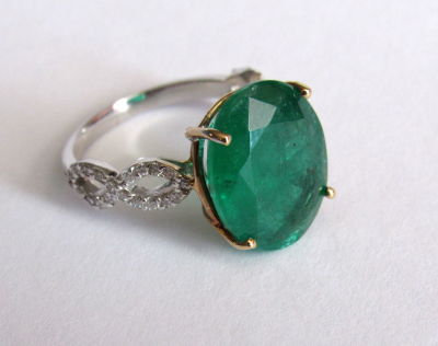 טבעת זהב לבן וצהוב 14 קרט חתומה עם 40 יהלומים סה"כ כ 0.40 CT נקרי לבן ואבן חן טבעית אמרלד ירוק 