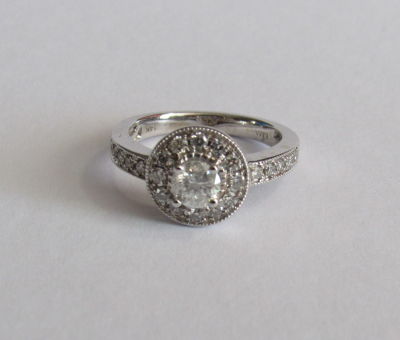 טבעת זהב לבן 14 קרט חתומה עם יהלום מרכזי כ 0.40 CT -ניקיון P1-צבע I- ועוד 22 יהלומים במשקל כולל 