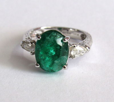 טבעת זהב לבן 14 קרט עם 2 יהלומים טיפות של כ 0.30 CT נקי לבן ואבן חן טבעית אמרלד ירוק כ 4 CT- 
