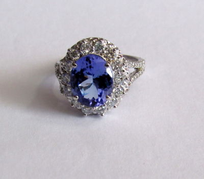 טבעת זהב לבן 14 קרט חתומה עם 14 יהלומים של כ 8 נק' - VS-SI לבנות ועוד 36 יהלומים של 1 נק' נקי 