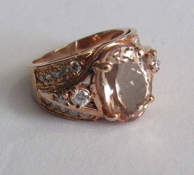 טבעת זהב ורוד 14 קרט חתומה עם 24 יהלומים סה"כ כ 1 CT נקי לבן ואבן חן אובלית - טופז בהיר עם ברק 