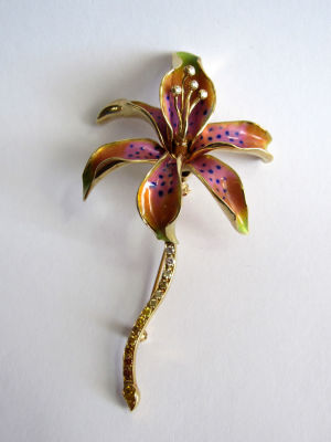 סיכת פרח מדהימה זהב 14 קרט ואמייל צבעוני חתומה ע"י המעצב SAHA אורך 7.5 ס"מ עם יהלומים 