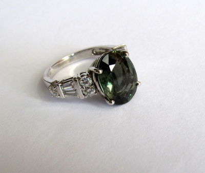 טבעת זהב לבן 18 קרט חתומה עם 10 יהלומים בליטושים עגולות וטייפר נקי לבן סה"כ כ 1 CT ואבן חן 