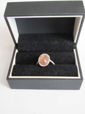 טבעת זהב לבן 14 קרט חתומה עם יהלומים סה"כ כ .70 CT ואבן חן טבעית מון-סטון קבושון כ 3 CT עם 