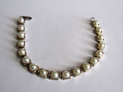 צמיד זהב לבן 14 קרט חתום עם 18 פנינים לבנות מעולות (גידול טבעי בבריכה) מתורבתות 6 מ"מ - אורך 20 