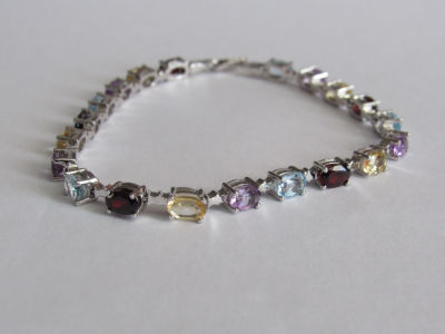 צמיד זהב לבן 14 קרט חתום עם 20 אבני חן קוורץ צבעוניות - אמטיסט-בלו טופז-גרנט-ציטרין- ליטוש 