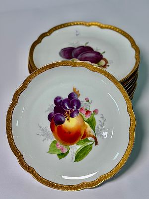 סט 12 צלחות פורצלן לפירות ROSENTHAL מעוטר שוליים מזהב וציורי פירות במרכז קוטר 22 ס"מ ללא פגמים
