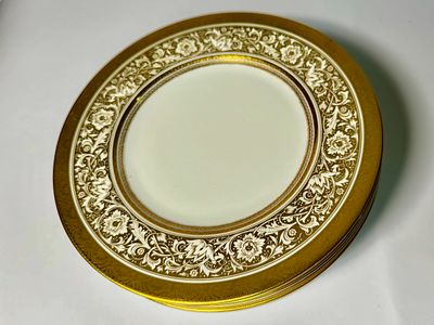 סט 10 צלחות MINTON אנגלי מעוטר הזהבה וציורי פרחים. קוטר 27 ס"מ כל אחד.