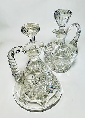 זוג בקבוקי משקאות קריסטל חיתוך עבודת יד במצב טוב מאוד, מעט צ'יפים בפקק בגובה 26 , 27 ס"מ כולל פקק