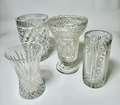 לוט 4 אגרטלי קריסטל לבנים בצורות שונות, ישנם מעט צ'יפים בגבהים: 16, 18, 20, 21 ס"מ