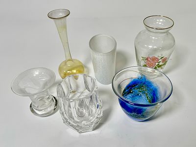 לוט 7 כלי זכוכית וקריסטל שונים בגדלים וגבהים שונים מ6-14 ס"מ.