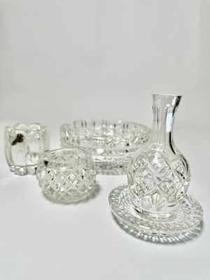 לוט 5 כלי קריסטל שונים הכוללים: מאפרה גדולה בקוטר 18 ס"מ ו3 כלים קטנים בגודל: 5.5-12.5 ס"מ 