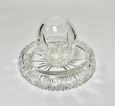 זוג כלי קריסטל: מאפרה בקוטר 18 ס"מ ואגרטל קטן בגובה 10.5 ס"מ. מעט צ'יפים ראו בתמונות.