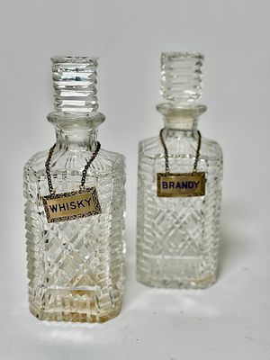 זוג בקבוקי אלכוהול לברנדי וויסקי, חיתוך עבודת יד עם תבלית כסף אנגלי חתומה לכל אחד. גובה הבקבוק 