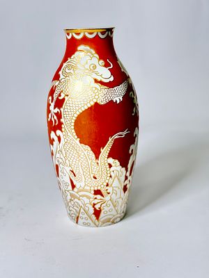 אגרטל פורצלן חברת ROSENTHAL חתום ומעוטר דרקונים והזהבה מעט שחוקה, ראו בתמונות. גובה- 24 ס"מ