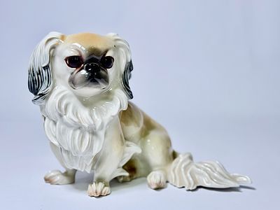 פסל פורצלן בדמות כלב חתום בהטבעה, גודל בסיס 19X19 ס"מ , גובה 17 ס"מ