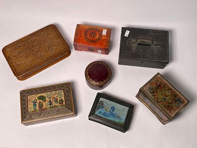 לוט 7 קופסאות עץ ומתכת שונות בגדלים שונים, חלקם עם ציורי יד וחלק מגולפים, אחד מעור. גדלים: 10X7 